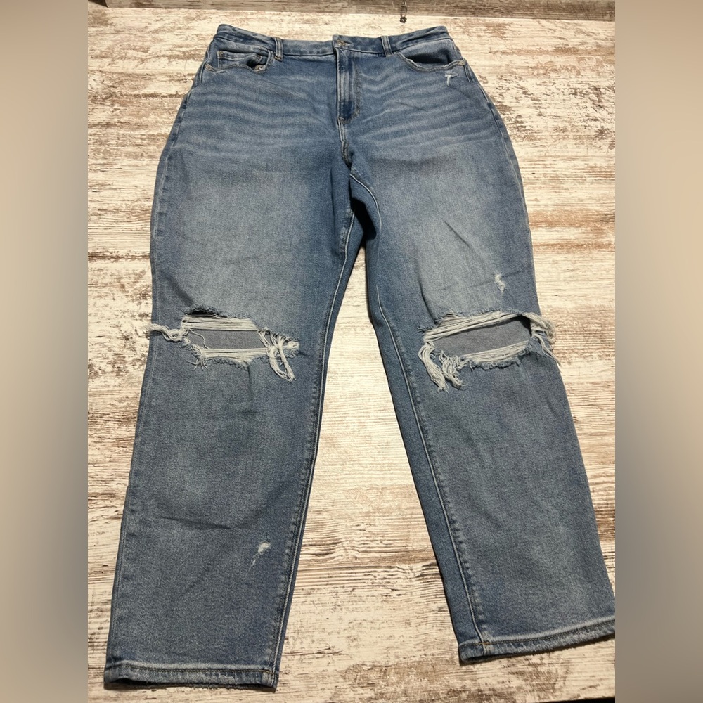 American Eagle Light wash Distressed Curvy Mom Jeans 16 reg